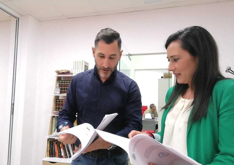 Fernández y Arrabal revisando documentación