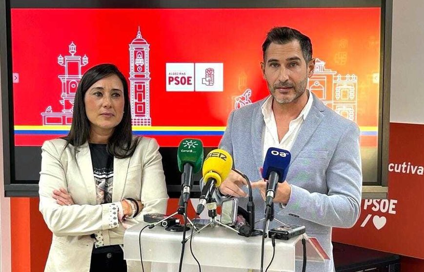Rocío Arrabal y Fran González en la sede del PSOE