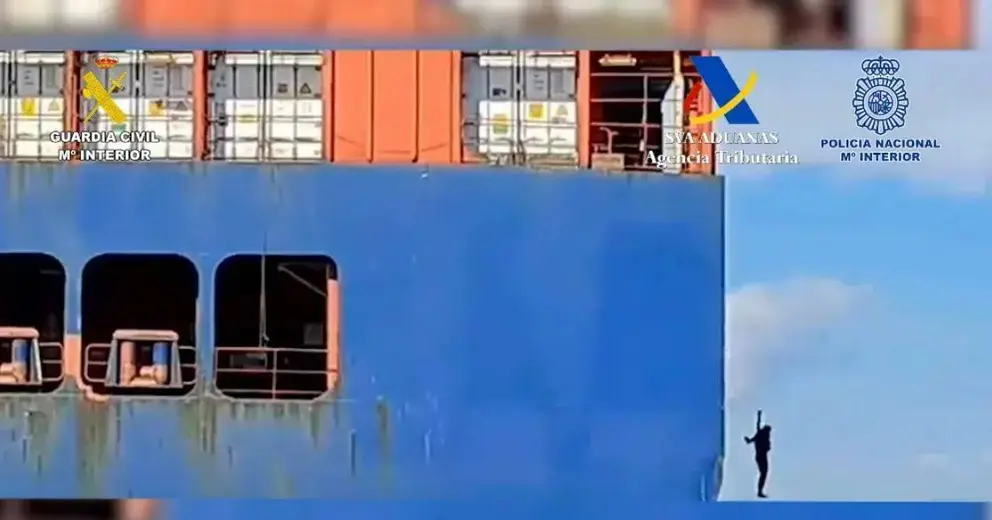Imagen de uno de los polizones lanz&aacute;ndose al mar