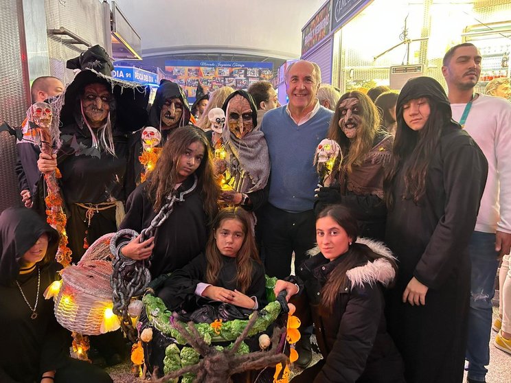 El alcalde de Algeciras, junto a un grupo de jóvenes disfrazados