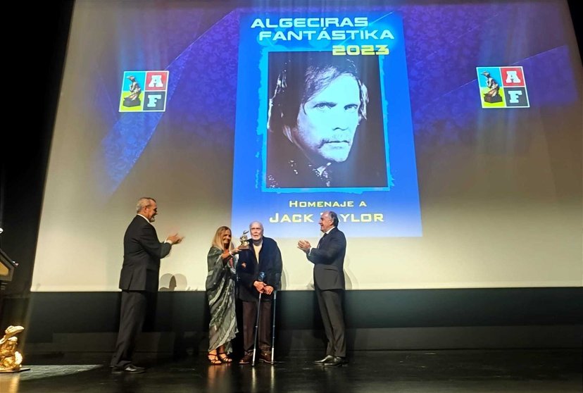 Entrega del premio al actor Jack Taylor en Algeciras Fantástika
