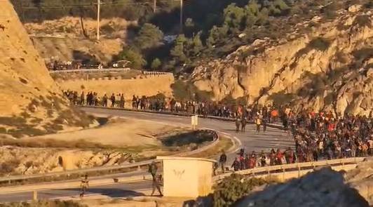 Migrantes aproximándose a la frontera con Ceuta