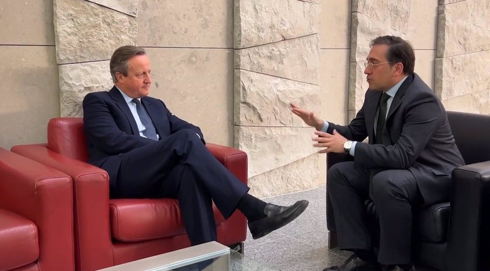 Encuentro de José Manuel Albares con David Cameron