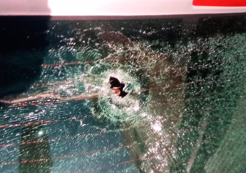 Impacto del disparo en el cristal del vehículo