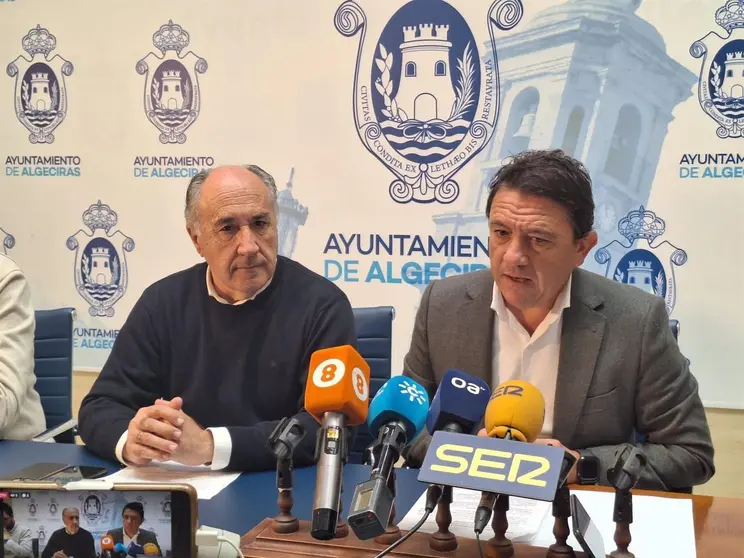 El delegado territorial de Empleo, Empresa y Trabajo Aut&oacute;nomo de la Junta de Andaluc&iacute;a en C&aacute;diz, Daniel S&aacute;nchez Rom&aacute;n, junto al alcalde de Algeciras, Jos&eacute; Ignacio Landaluce, en rueda de prensa. - JUNTA DE ANDALUC&Iacute;A