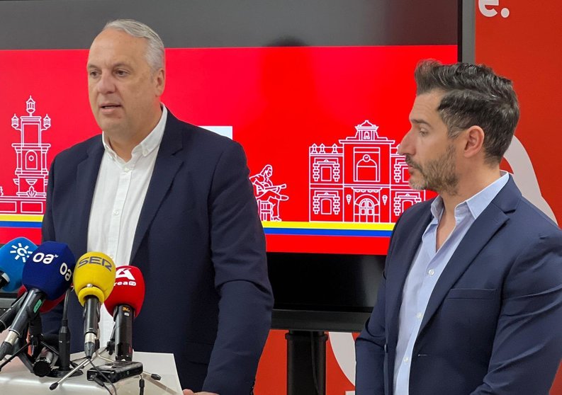 Ruiz Boix y Fernández en la sede del PSOE de Algeciras