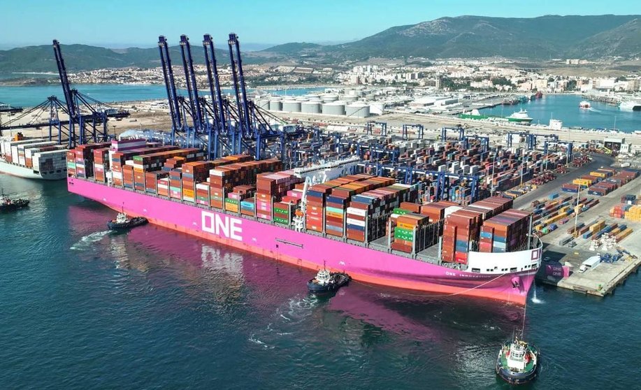 Atraque de uno de los megaship que ha recalado en 2023 en el puerto de Algeciras (1)