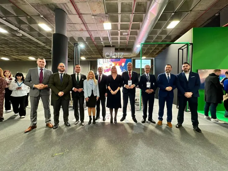 La presidenta de la Mancomunidad, con los alcaldes del Campo de Gibraltar en Fitur