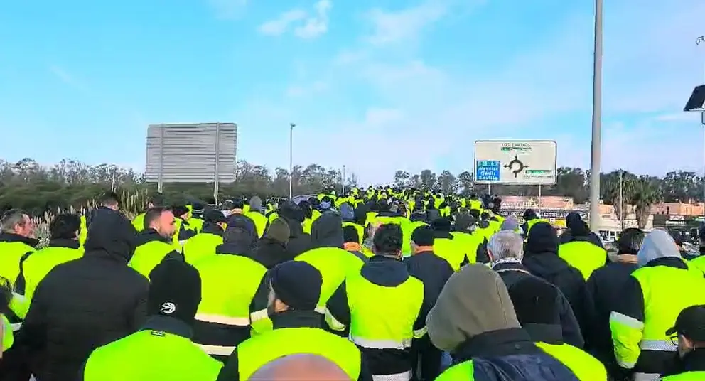 Los trabajadores de Acerinox, en el puente de Guadacorte
