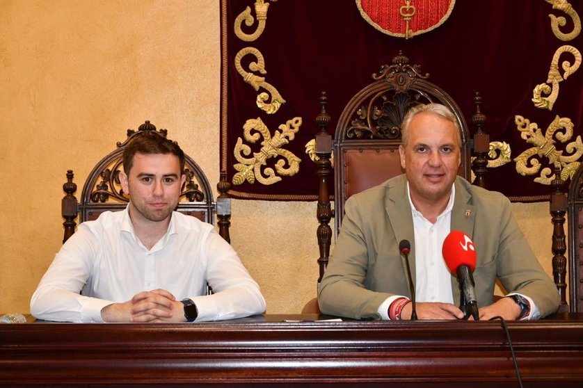 Alfonso Valdivia, concejal de Turismo, junto al alcalde Ruiz Boix