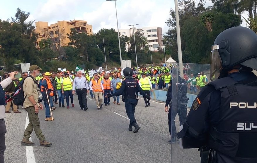 Llegada de la manifestación de agricultores a las inmediaciones del acceso norte al puerto de Algeciras