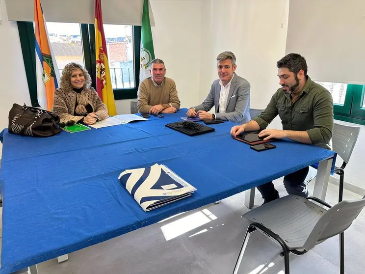 El alcalde de San Mart&iacute;n del Tesorillo, Jes&uacute;s Fern&aacute;ndez Rey, en una reuni&oacute;n con el vicepresidente quinto de Diputaci&oacute;n de C&aacute;diz y responsable del Servicio Provincial de Recaudaci&oacute;n, Sebasti&aacute;n Hidalgo. - DIPUTACI&Oacute;N DE C&Aacute;DIZ