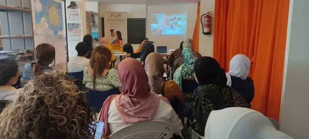 Charla a mujeres migrantes