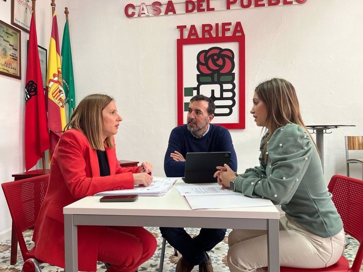 Ana Carrera con los representantes municipales del PSOE de Tarifa. - PSOE