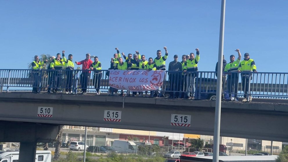 Trabajadores de Acerinox, en el puente de la autovía