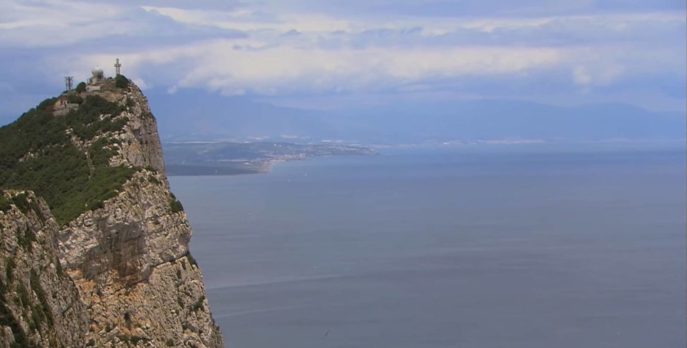 Gibraltar, con la costa de La Línea al fondo