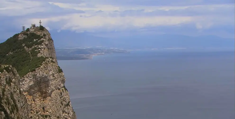 Gibraltar, con la costa de La L&iacute;nea al fondo