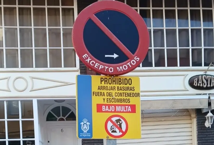 Carteles instalados en los puntos de dep&oacute;sito