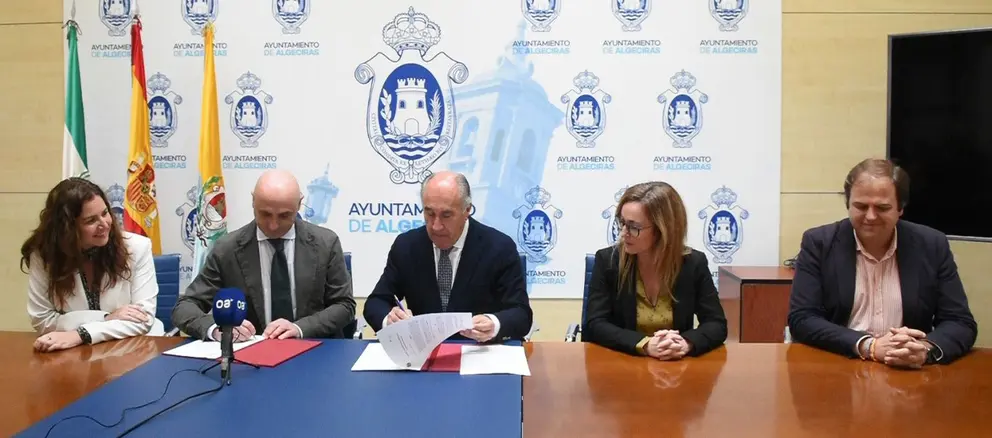 Firma del convenio entre Ayuntamiento y Fundaci&oacute;n CEPSA