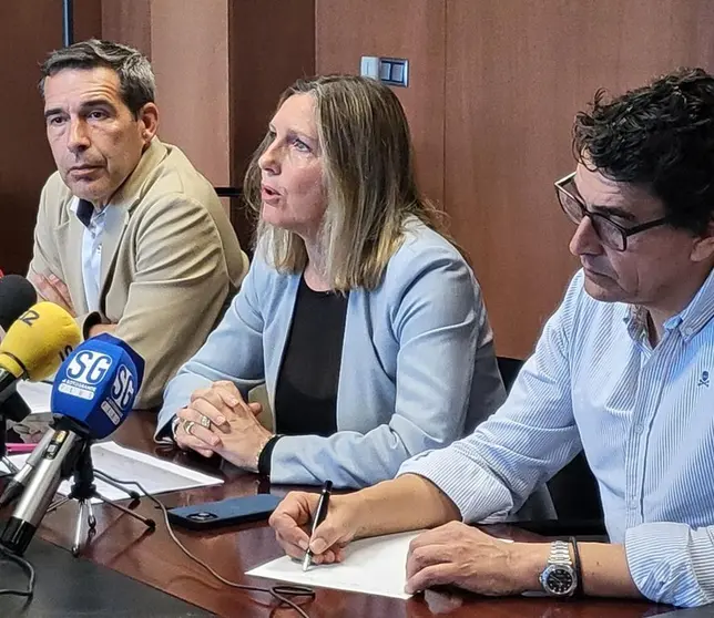 Jos&eacute; Manuel Alc&aacute;ntara (i) en la rueda de prensa tras la Mesa de la Sequ&iacute;a
