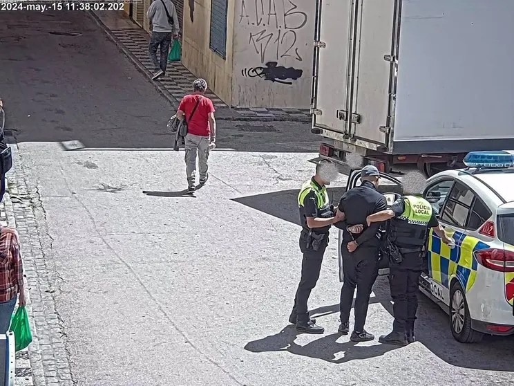 Imagen de las c&aacute;maras de viodevigilancia que grabaron la detenci&oacute;n de un hombre acusado de agredir a un polic&iacute;a local de Algeciras cuando la gr&uacute;a retiraba su coche - AYUNTAMIENTO DE ALGECIRAS