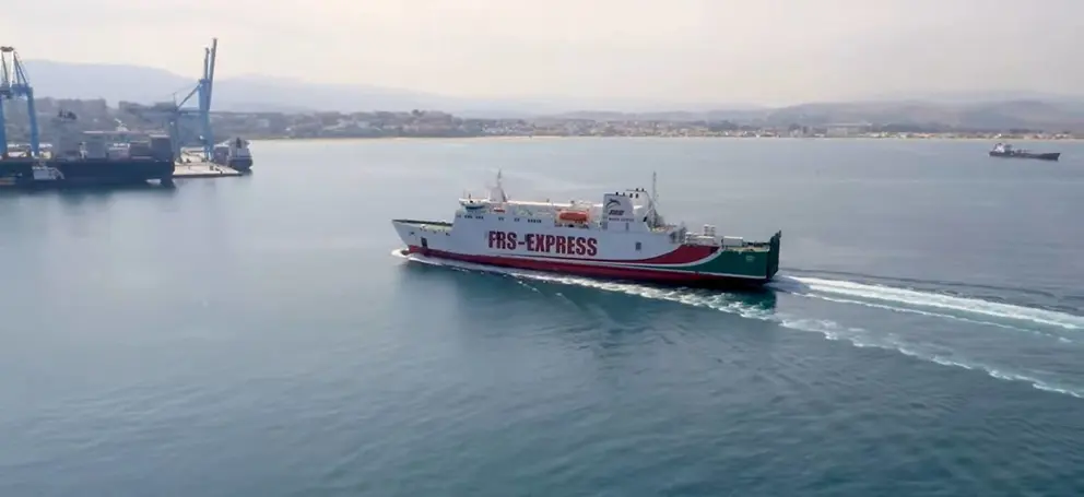 Llegada de un ferry al puerto