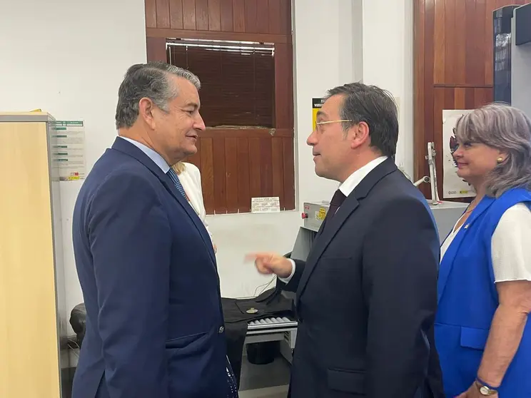 Antonio Sanz, junto a Albares este martes en Algeciras
