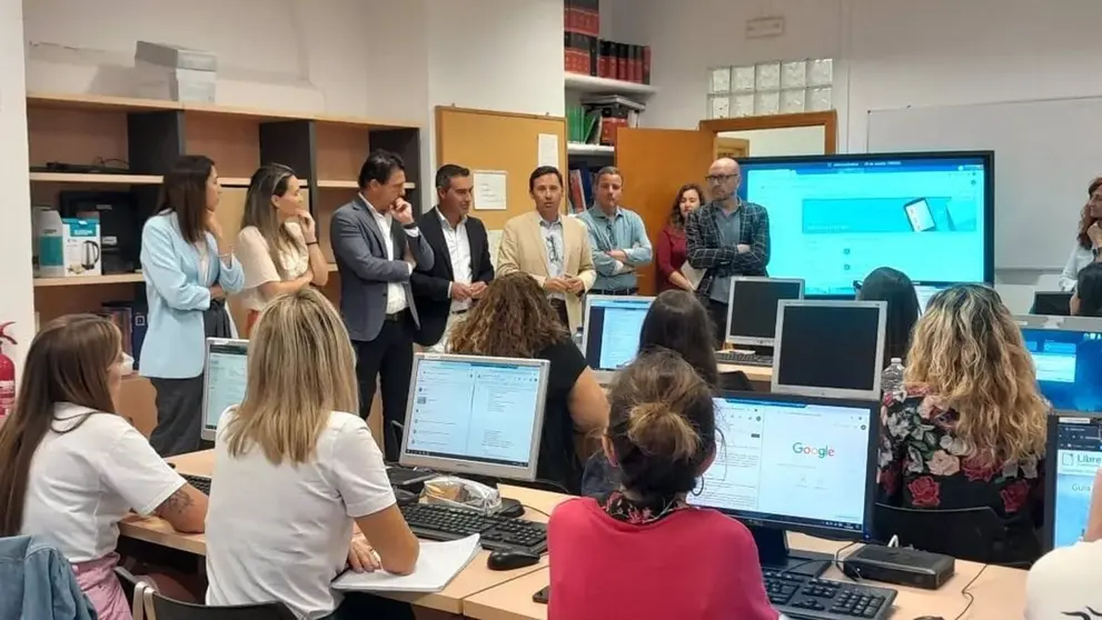 El subdelegado comarcal de la Junta, Javier Ros, y el delegado territorial de Empleo, Daniel S&aacute;nchez, en la apertura de un Plan de Formaci&oacute;n y Empleo en Los Barrios. - JUNTA DE ANDALUC&Iacute;A