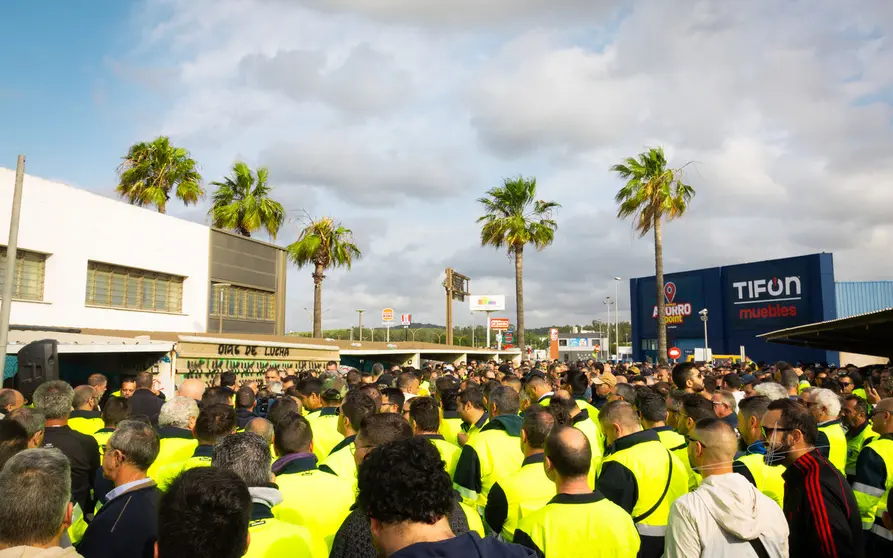 Una de las asambleas convocadas por el Comit&eacute; de Huelga de Acerinox - samuelfoto (7)