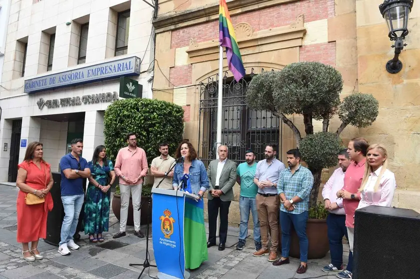 Izada de la bandera LGTBI