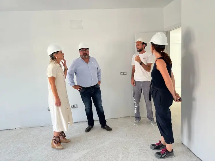 Visita de concejales a los 10 nuevos pisos promovidos por Emroque en Guadiaro