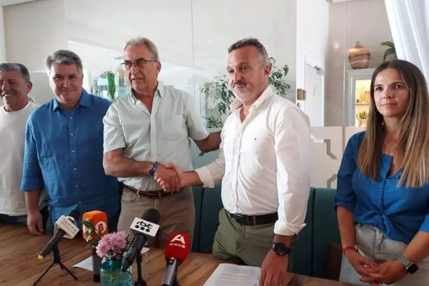 Jorge Ben&iacute;tez de Nuevos Aires Tarifa, y el alcalde de Tarifa, Jos&eacute; Antonio Santos, durante las negociaciones para el gobierno de coalici&oacute;n. ARCHIVO. - NUEVOS AIRES TARIFA