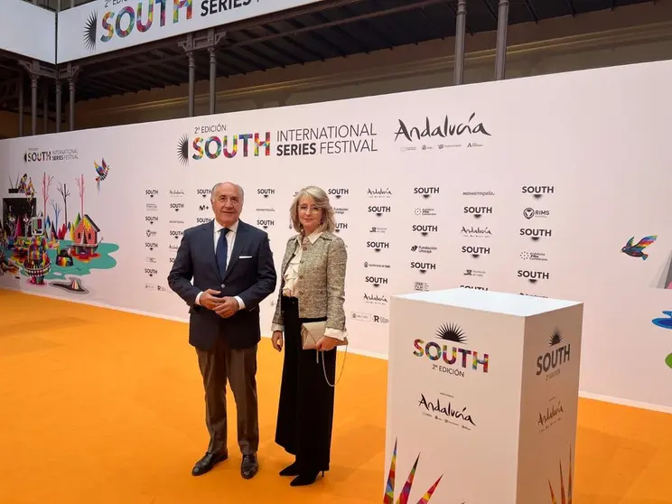El alcalde de Algeciras, Jos&eacute; Ignacio Landaluce, y la delegada de Cultura, Pilar Pintor, en la presentaci&oacute;n de la nueva serie sobre Paco de Luc&iacute;a