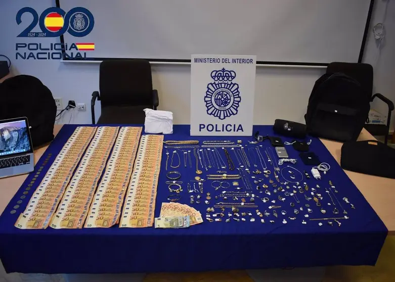 Dinero y joyas recuperrados