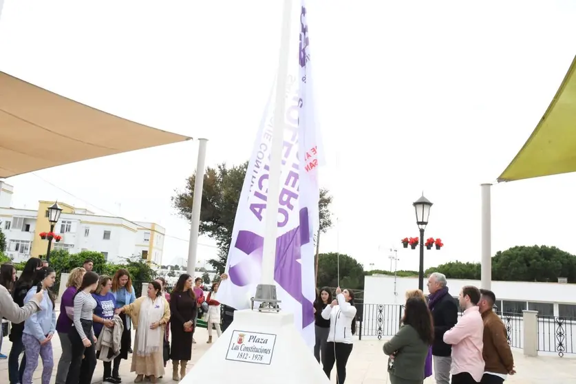 Alumnos izan la bandera