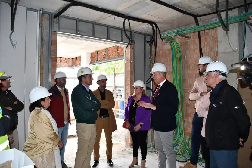 Visita de autoridades municipales a las obras de la futura residencia de mayores de San Roque