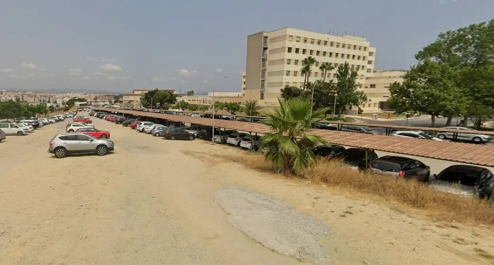 Espacio de aparcamientos frente al hospital Punta Europa