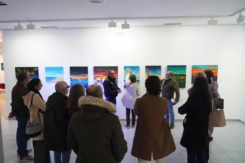 Personas invidentes palpan las obras de la exposici&oacute;n