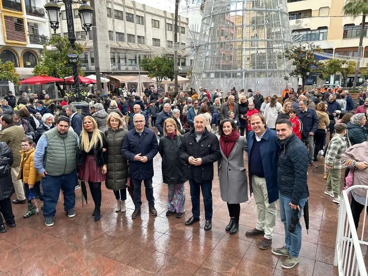 Landaluce y miembros del Gobierno Local en la Plaza Alta