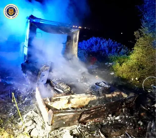 Caravana incendiada en Cala Sardina