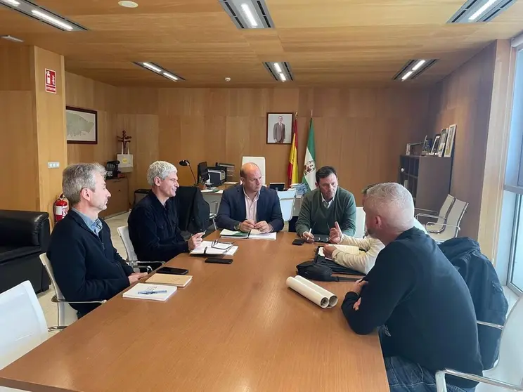 El subdelegado de la Junta en el Campo de Gibraltar, Javier Ros, y el delegado provincial de Sostenibilidad y Medio Ambiente, &Oacute;scar Curtido, en una reuni&oacute;n con la Asociaci&oacute;n Biodiversidad Laguna Huerta de la Pilas - JUN