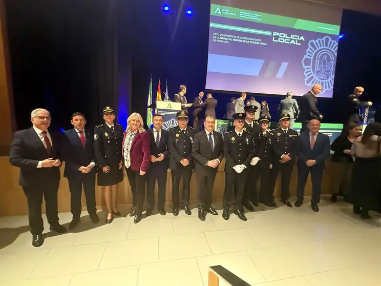 Entrega de la condecoraci&oacute;n