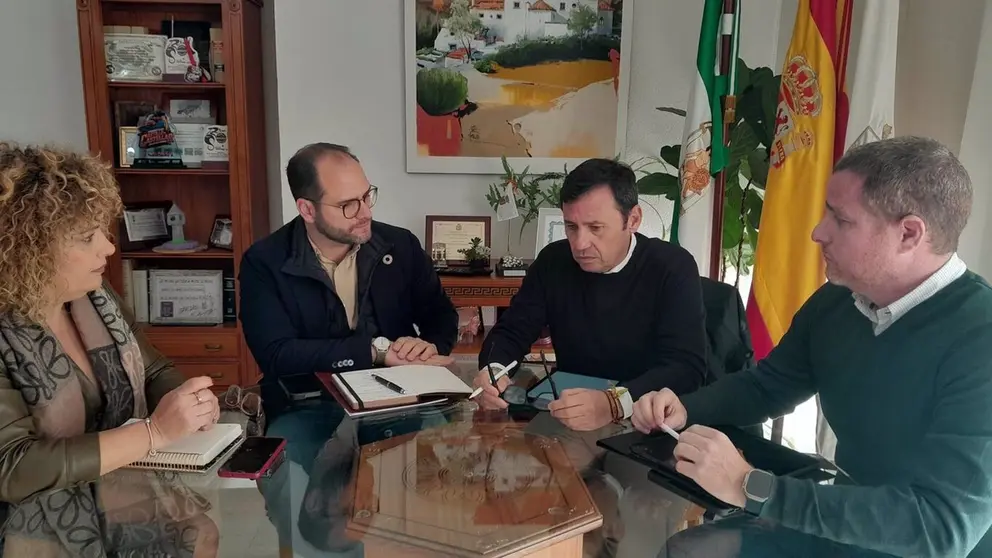 El subdelegado de la Junta de Andaluc&iacute;a en el Campo de Gibraltar, Javier Ros, en una reuni&oacute;n con el alcalde de Castellar de la Frontera, Adri&aacute;n Vaca. - JUNTA DE ANDALUC&Iacute;A