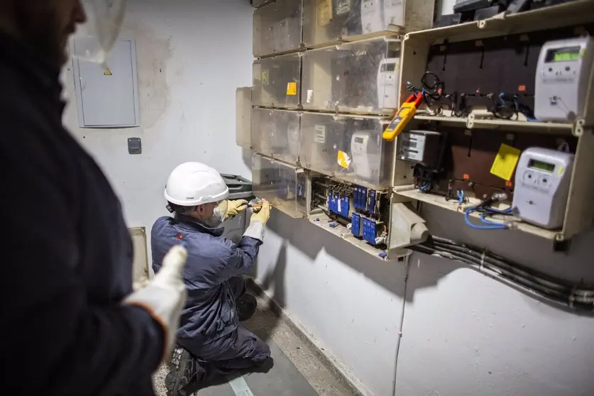 Un operario de Endesa trabaja en unos contadores. - ENDESA