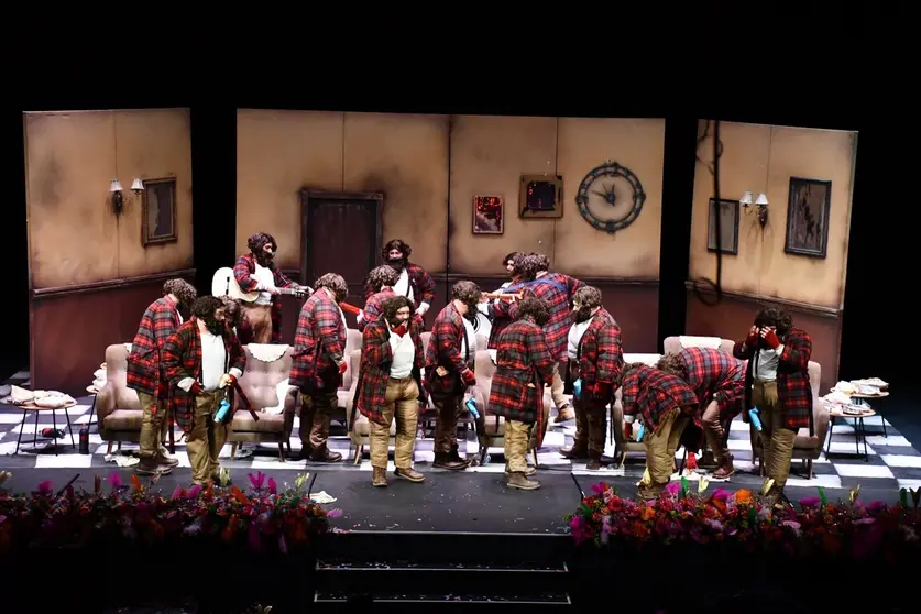 La comparsa barre&ntilde;a 'Los Gordos' ganadora en la Final del Concurso de Carnaval de San Roque