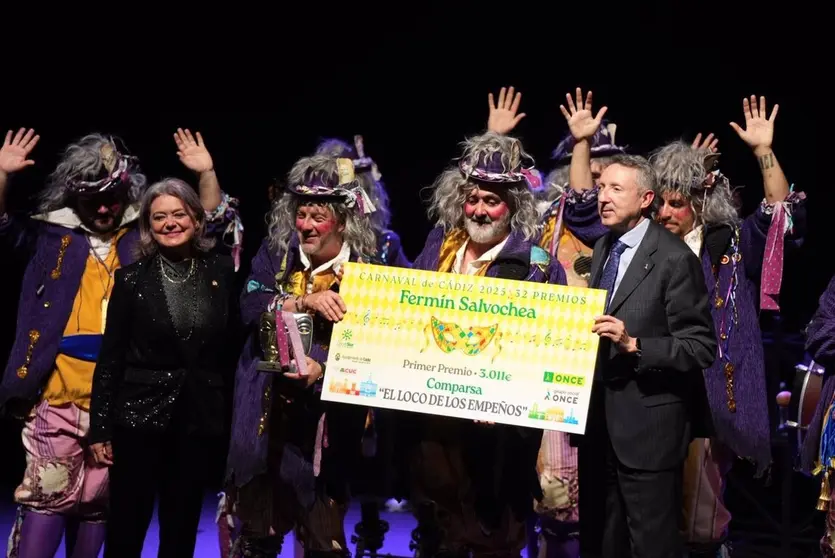 La comparsa, recibiendo el premio