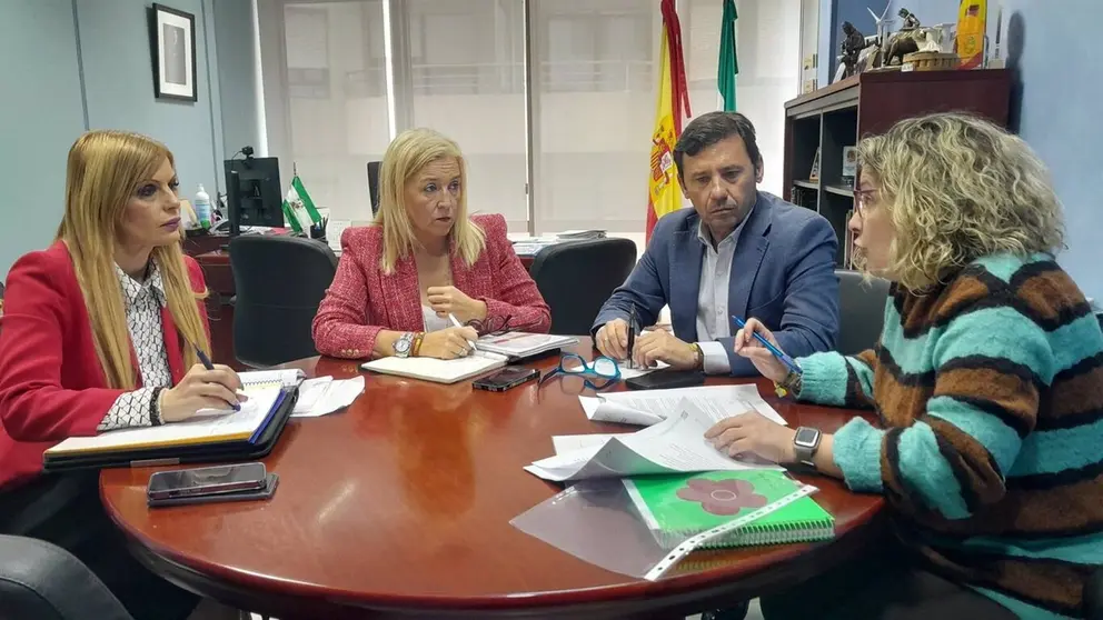 El subdelegado comarcal de la Junta, Javier Ros, y la delegada territorial de Salud y Consumo, Eva Pajares, con la concejal de Mercados de Algeciras, Sabina Quiles. - JUNTA DE ANDALUC&Iacute;A
