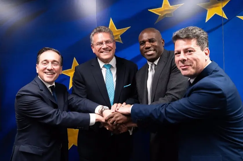 El ministro de Asuntos Exteriores, Jos&eacute; Manuel Albares, celebra el acuerdo sobre Gibraltar con el comisario Maros Sefcovic, el ministro brit&aacute;nico David Lammy y el ministro principal gibraltare&ntilde;o Fabian Picardo