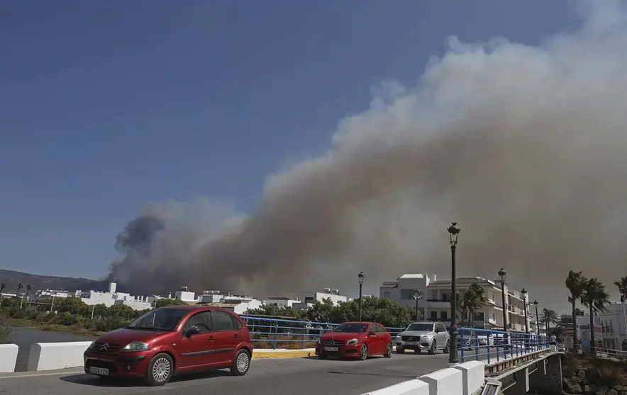 Coches salen de Zahara durante el incendio