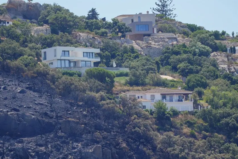 Los restos del incendio, muy cerca de las casas